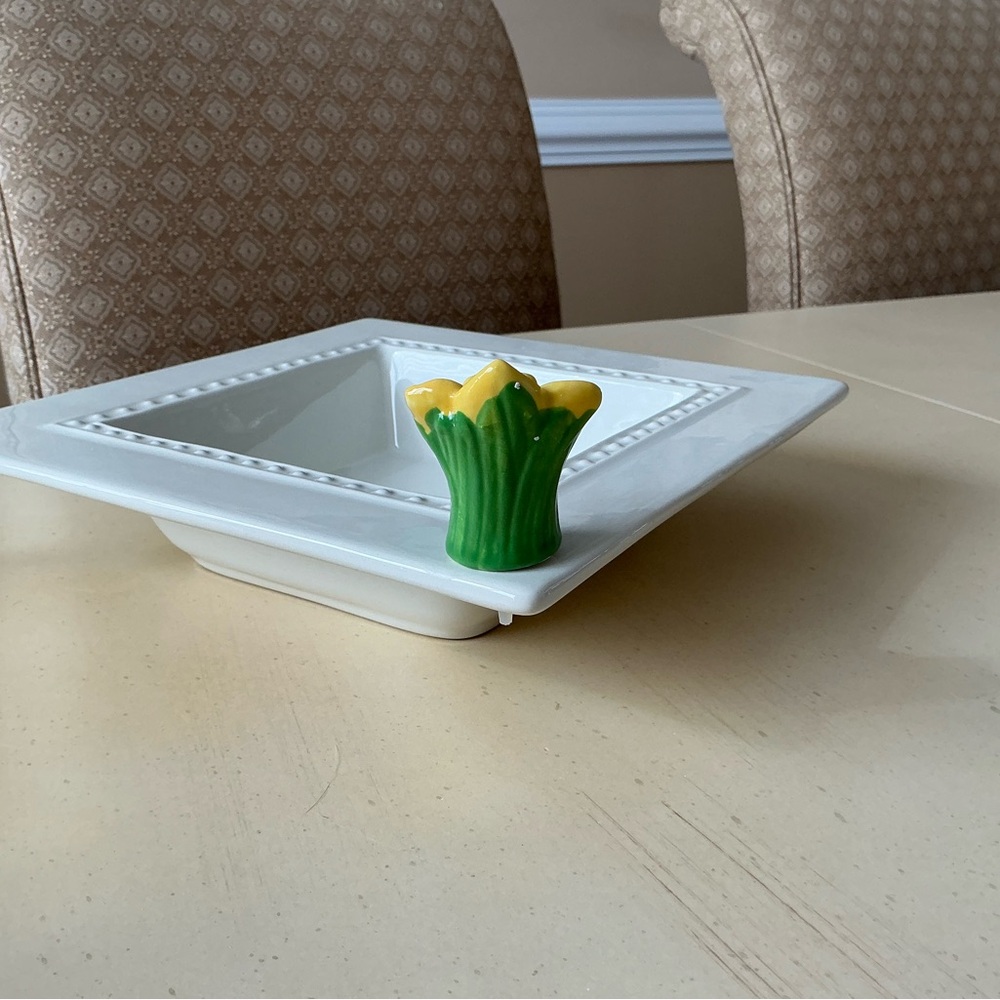 3 Yellow Daffodil Flower With Green Leaves Platter Decorations 🌼 - Picture 3 of 6